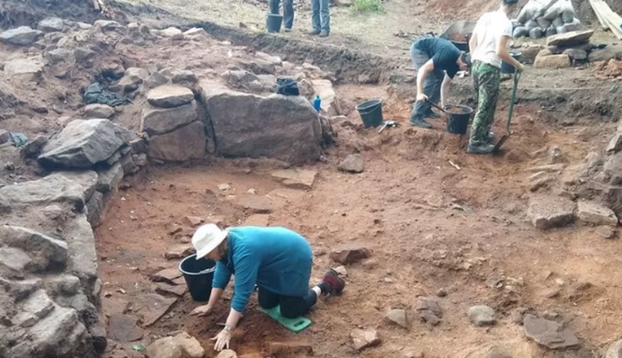 Напоминает человека с рогами: фото загадочного рисунка, найденного археологами в Британии