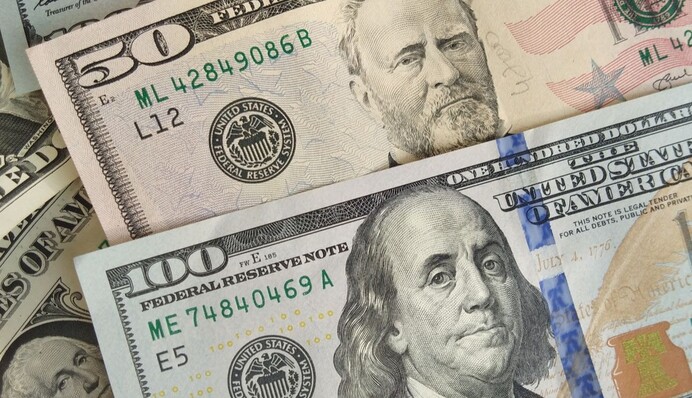 На долар у лютому можуть вплинути кілька факторів: що потрібно знати