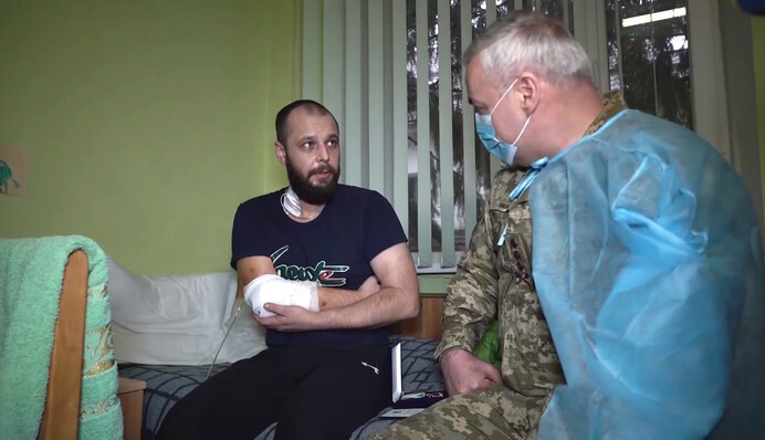 Командующий Объединенных сил посетил госпиталь с ранеными бойцами ВСУ: видео