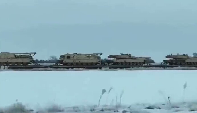 У Польщі помітили ешелон із танками Abrams та БМП Bradley: відео