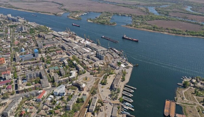 Россияне попали по турецким суднам в Херсоне: видео пожара