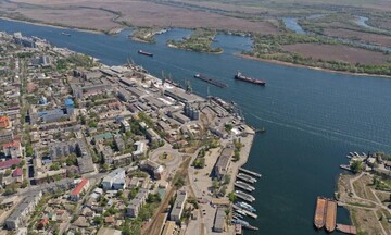 Росіяни влучили в турецькі судна у Херсоні: відео пожежі