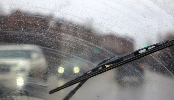 Як не допустити смуг на лобовому склі авто: лайфхаки досвідчених водіїв