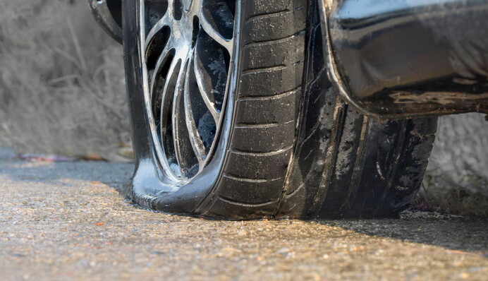 Как доехать на авто с пробитым колесом и без запаски: советы водителям