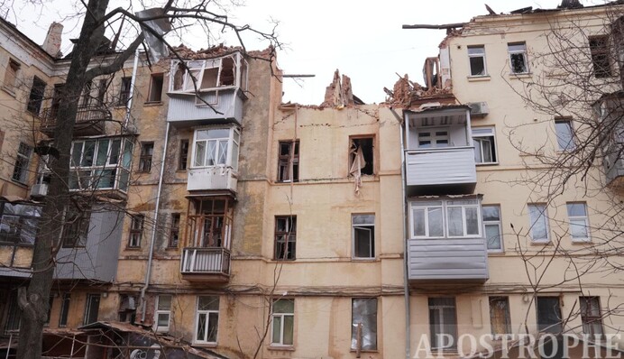 Знайшли тіло жінки: з'явилося перше відео розбору завалів житлового будинку у Харкові
