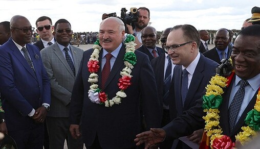 Міняє бараболю на списи: мережі повеселив візит Лукашенка до Зімбабве