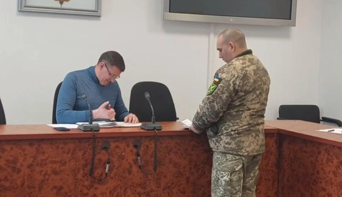 У Броварах влаштували масову роздачу повісток чиновникам: відео та всі подробиці