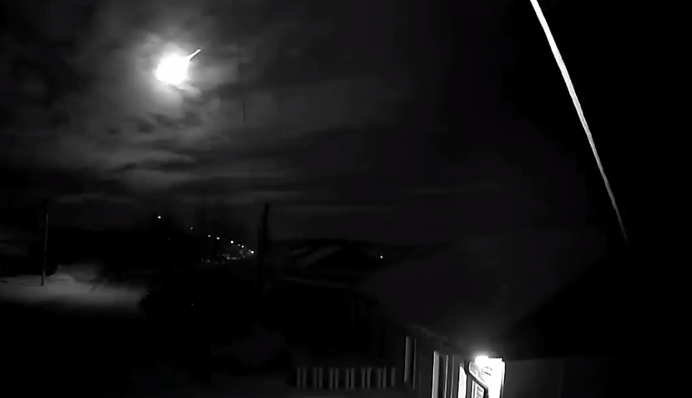 У російському Красноярську зняли на відео падіння метеорита