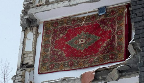 Символ стойкости: волонтер показала настенные часы в квартире разрушенного дома в Николаеве