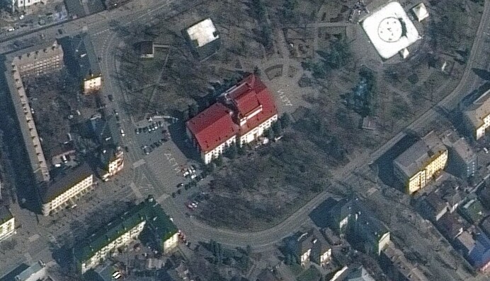 В Мариуполе оккупанты снесли здание драмтеатра: видео