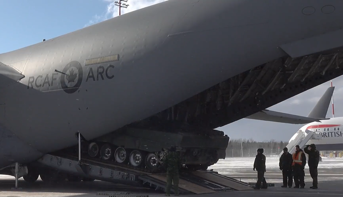 Первый пошел: Канада отправила танк Leopard в Украину, видео