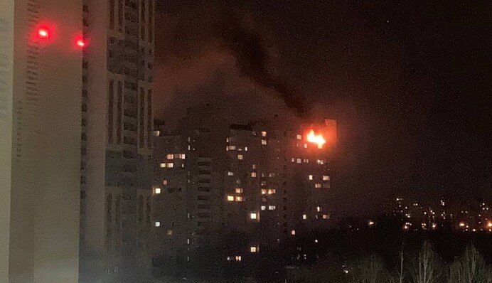 В Киеве вспыхнул сильный пожар в многоэтажке: фото и видео