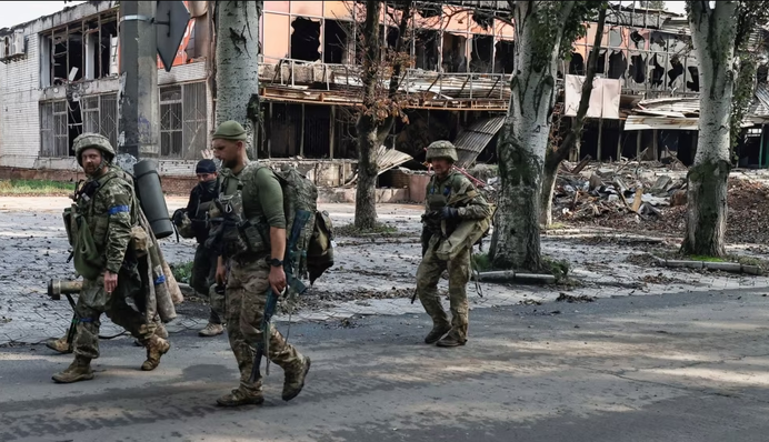 Вуличні бої у Бахмуті: військовий розповів про ситуацію в місті і на дорогах життя