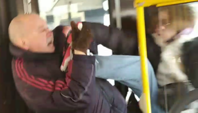 У київському автобусі молодь розпочала бійку після зауваження: відео та всі подробиці
