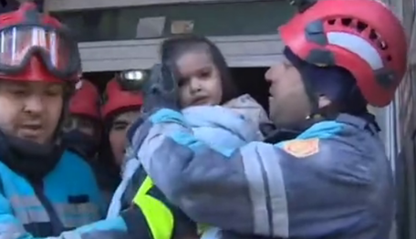 Спустя 56 часов после землетрясения: в Турции чудом спасли ребенка из-под завалов - видео