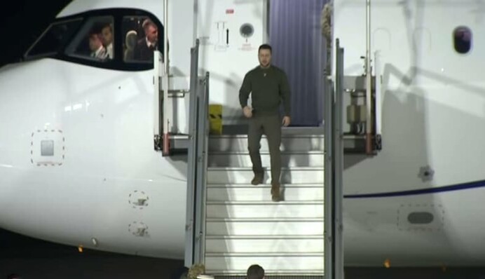 Зеленський прибув до Парижа на зустріч із Макроном та Шольцем: фото, відео і всі подробиці