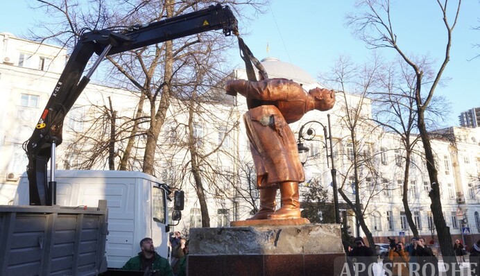 Як у Києві зносили пам'ятник радянському льотчику Валерію Чкалову: фоторепортаж