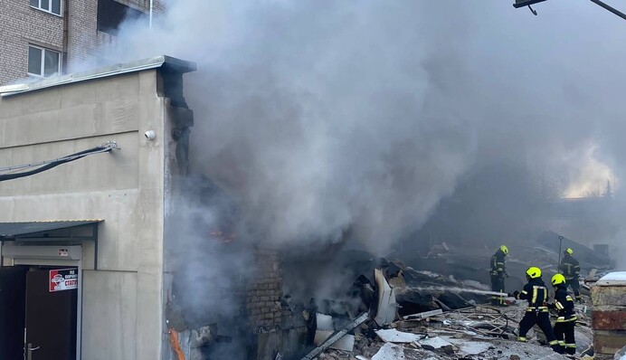 В Киеве под завалами завода остались люди: что известно об их судьбе