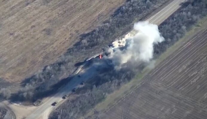 ЗСУ знищили військову колону росіян: відео удару