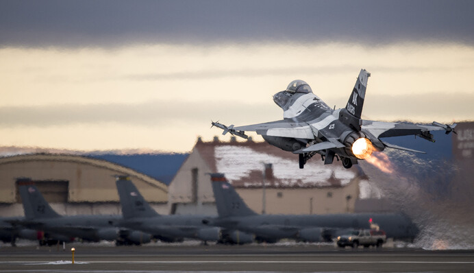 США збили невідомий об'єкт над Аляскою: що відомо