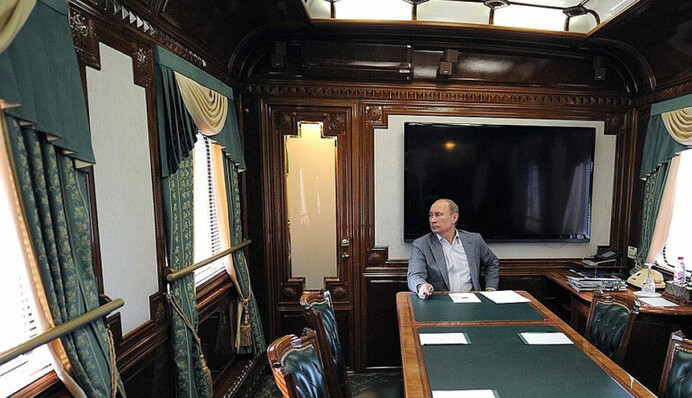 Путін через війну пересувається на бронепоїзді-