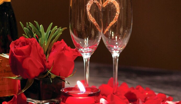 Тости до Дня закоханих: короткі привітання для застілля