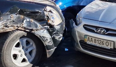 В Киеве водитель потерял сознание за рулем и устроил погром на дороге: фото