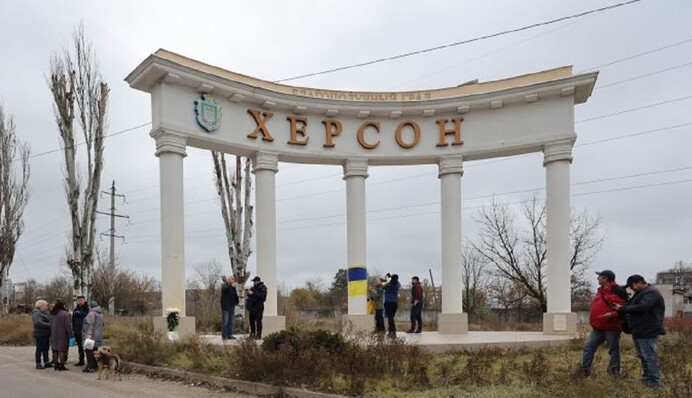 Оккупанты обстреляли Херсон фосфорными снарядами: видео