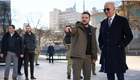 У центрі Києва з'явилася пам'ятна дошка з ім'ям Джо Байдена: фото