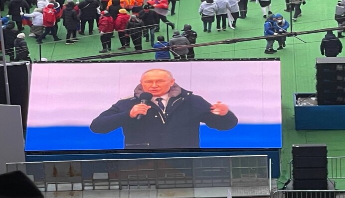 Шабаш циніків: як у Лужниках відзначали річницю повномасштабного вторгнення