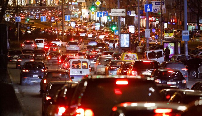 Зупинилися десятки тролейбусів: у Києві ускладнився рух на одній з головних вулиць