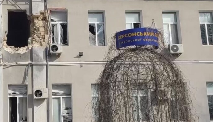 Окупанти вдарили по ліцею у Херсоні: фото та відео
