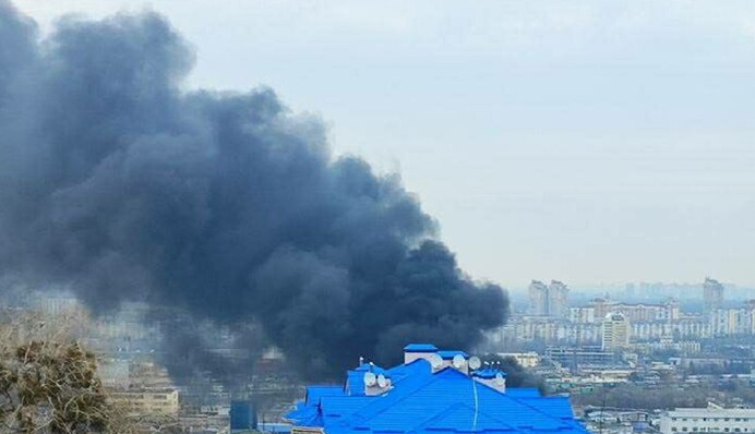 У Києві спалахнула сильна пожежа на підприємстві: фото, відео та всі подробиці