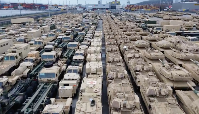 Відео дня: до Польщі прибули сотні одиниць бронетехніки, частину якої відправлять в Україну