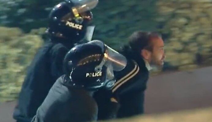 У Тбілісі перевернули авто поліції, почалися затримання: фото, відео та останні подробиці