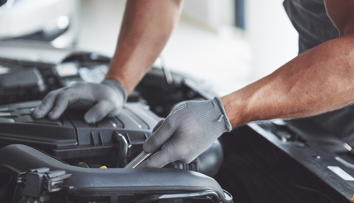 Потрібні досвід та почуття гумору: в Україні автомеханікам готові платити понад 2 тисячі доларів