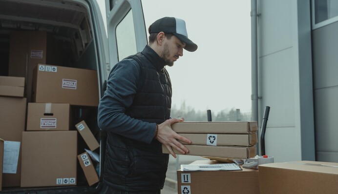 Готові взяти інваліда: в Україні кур'єрам пропонують понад 50 тисяч на місяць