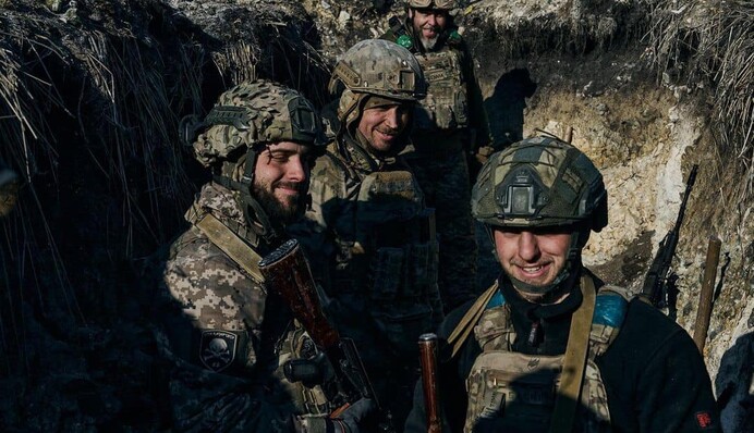 Води в окопах - по коліно: український боєць показав відео відлиги на передовій