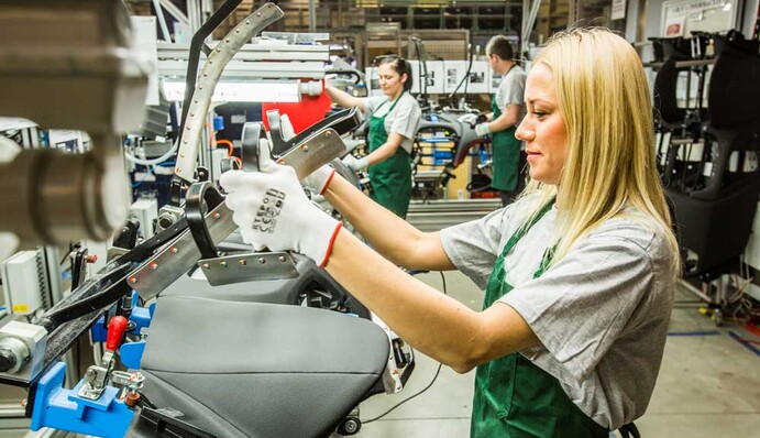 На какую работу у украинцев самые большие шансы устроиться в Европе: самые популярные профессии