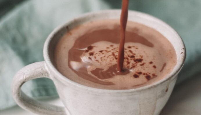 Допомагає розслабитись і зменшує тривожність: який напій корисно пити ввечері