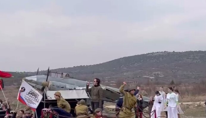 Чичеріна з рядженими солдатами влаштувала у Криму танці на каруселі: відео