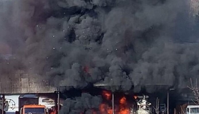 В нескольких регионах России произошли взрывы и пожары: что известно