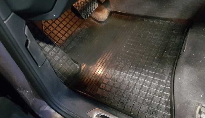 Коврики будут сухими: лайфхак по борьбе с водой в салоне авто