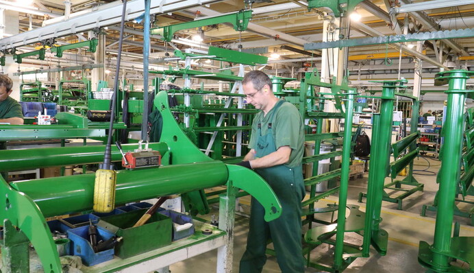 ВР разрешила трудоустраиваться за границей бесплатно: что в новом законе