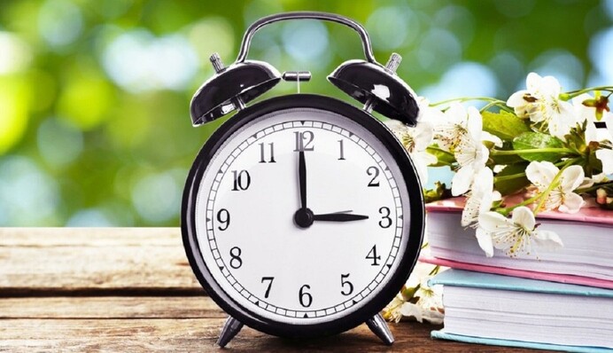 Вперед или назад: куда переводить стрелки часов при переходе на летнее время