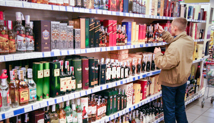 Спиртне у Києві продаватимуть довше: що вирішила влада