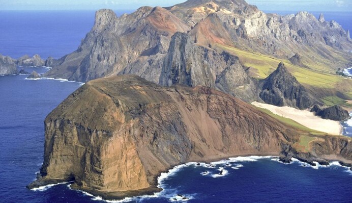 Схожі на пластикове каміння: на дальньому острові знайшли унікальну скульптуру