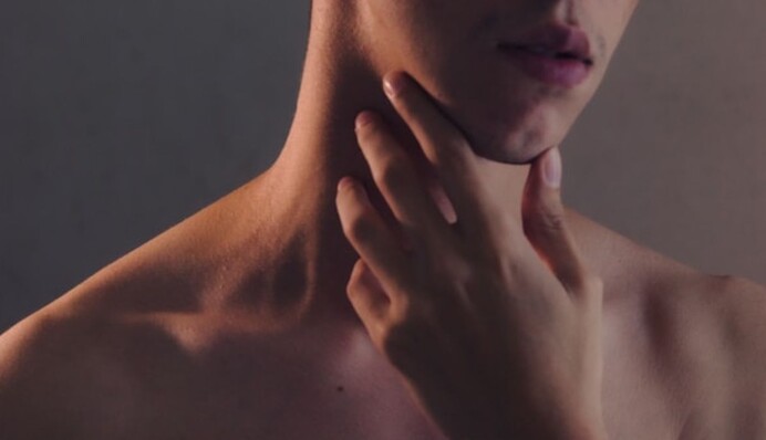 Не только инфекции: врач назвала неочевидные причины боли в горле