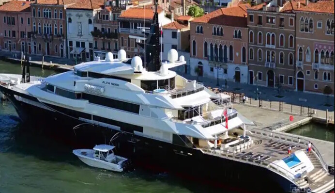 Берите, кто хочет: в Карибском море плавает заброшенная яхта друга Путина