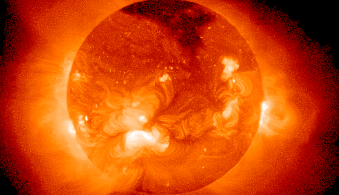Величезна діра на Сонці: в бік Землі летить небезпечний сонячний вітер - відео